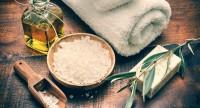 Sól do kąpieli – jakie ma właściwości, jak ją stosować i jak przygotować domową kąpiel