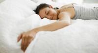 Leżenie i spanie na brzuchu – wpływ na kondycję zdrowia kręgosłupa