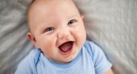 W jakim okresie życia dziecko zaczyna się świadomie uśmiechać?