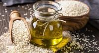Olej sezamowy – jakie ma właściwości zdrowotne i pielęgnacyjne, jak go stosować