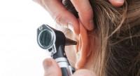 Uszkodzenie błony bębenkowej patyczkiem i po zapaleniu ucha – jak je rozpoznać i leczyć?