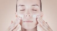Sucha skóra na twarzy – jakie mogą być jej przyczyny?
Czy pomogą domowe sposoby?