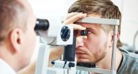 Zapalenie tęczówki oka – przyczyny, objawy, leczenie i powikłania
