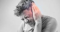 Ból głowy za uchem – co może być przyczyną?