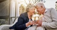 Alkohol w małych ilościach wpływa korzystnie na funkcje poznawcze seniorów
