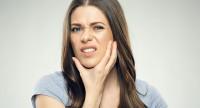 Suchy zębodół – przyczyny, objawy, leczenie stomatologiczne i domowe