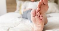 Pieczenie stóp od spodu – jakie mogą być przyczyny tej dolegliwości?