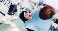 Chirurgiczne usuwanie korzeni zębów – czy boli?
Przebieg i wskazania