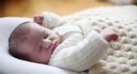 Poduszki dla niemowląt.
Jakie rodzaje są najlepsze?
Czy każde niemowlę musi mieć specjalną poduszkę?