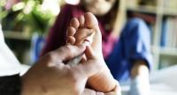Czy brodawka na stopie u dziecka lub dorosłego jest groźna?
Przyczyny i leczenie narośli