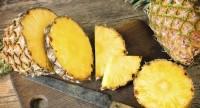 Bromelina (bromelaina) – enzym z ananasa.
Działanie, właściwości i skutki uboczne