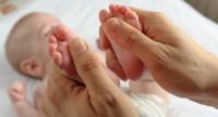 Na czym polega masaż Shantala niemowląt?
Masowanie brzuszka i stóp