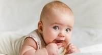 Kiedy dziecko zaczyna podnosić główkę?
Co powinni wiedzieć początkujący rodzice?