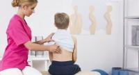 Bóle pleców u dziecka – kręgosłup i nerki jako najczęstsze przyczyny