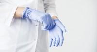 Jak prawidłowo ściągnąć jednorazowe rękawiczki?