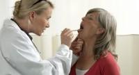 Zapalenie strun głosowych – objawy, ile trwa i jak leczyć?