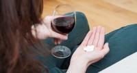 Antybiotyk a wino.
Kiedy można wypić lampkę wina po antybiotyku?
