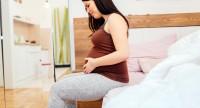 Ból brzucha i podbrzusza we wczesnej ciąży – objawy niepokojące