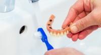 Protezy zębowe – rodzaje.
Jak czyścić protezy zębowe?