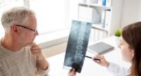 Zesztywniające zapalenie stawów kręgosłupa (ZZSK) – przyczyny, objawy i leczenie