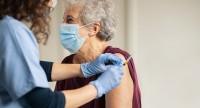 Skutki uboczne po szczepionce na COVID-19 występują rzadziej u osób starszych