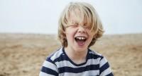 Kiedy u dziecka pojawiają się pierwsze zęby mleczne i kiedy zostają zastąpione stałymi?