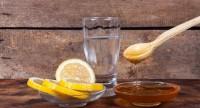 Woda z miodem i cytryną – jakie posiada właściwości?
Zalety picia wody z miodem i cytryną w ciąży