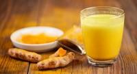 Złote mleko z kurkumą - pomoże zwalczyć infekcję, zmniejszy problemy ze snem i depresją