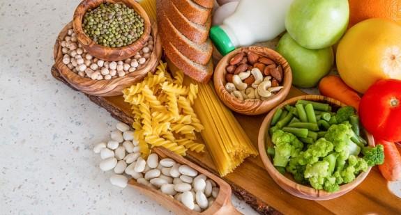Piramida żywienia – zalecenia naukowców dotyczące zdrowej diety