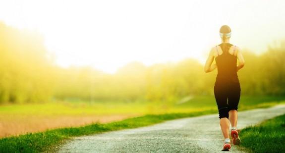 Slow jogging – japońska technika wolnego biegania. Jak zacząć i jakie przynosi efekty?