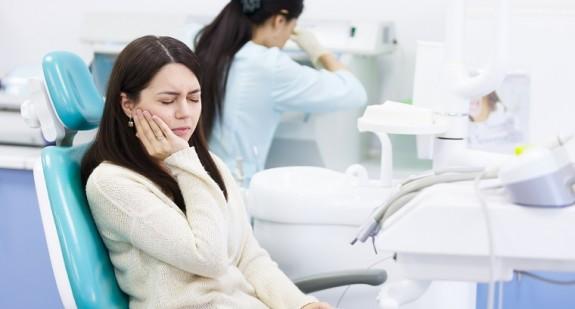 Bólu zęba po leczeniu kanałowym – jakie są jego przyczyny? Jak sobie z nim radzić?