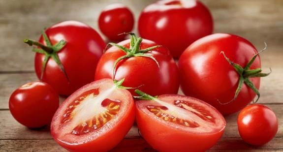 Czy nie powinno się spożywać pomidorów na śniadanie?