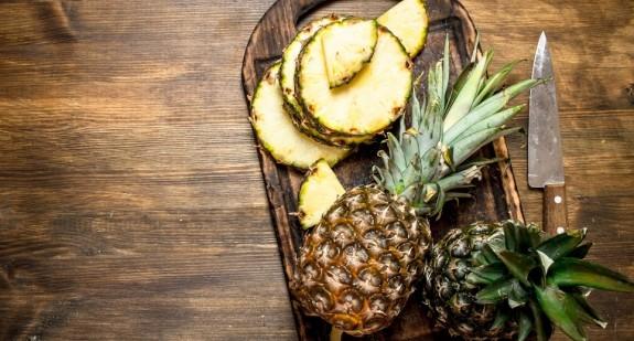 Ananas – owoc o licznych właściwościach prozdrowotnych i leczniczych. Jaką posiada wartość odżywczą? Kaloryczność i przeciwwskazania do jedzenia ananasów