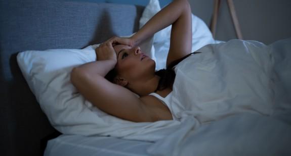Bezsenność to problem kobiet. Dlaczego panie częściej mają problemy ze snem? 