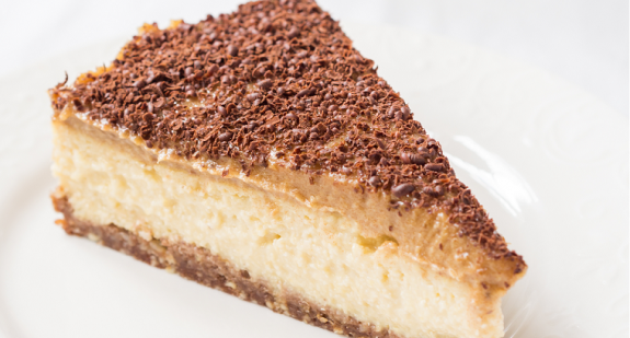 Sernik jaglany – przepis na smaczne i bezglutenowe ciasto. Co zawiera kasza jaglana?