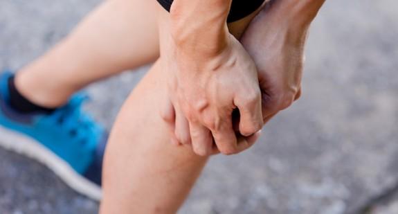 Kolano biegacza, czyli ból kolana podczas lub po bieganiu. Jakie są przyczyny i jak sobie z nim radzić? 