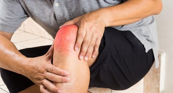 Ból kolana przy zginaniu – jakie są przyczyny, co oznacza i jak leczyć?