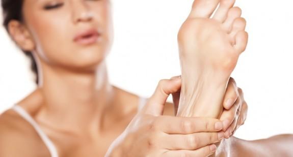 Ból stopy – jaka jest przyczyna dolegliwości? Jak znaleźć sposób na bolące stopy?