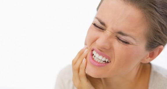Ból zęba – domowe sposoby na kontrolowanie obrzęku i bólu