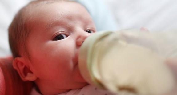 Mleko dla noworodka – naturalne i modyfikowane. Jakie jest najlepsze?