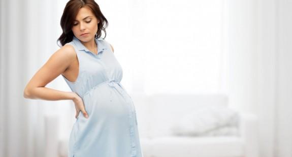 Jakie objawy daje ból nerek w ciąży? Czy można go leczyć domowymi sposobami?