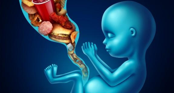 Czego nie można jeść i pić w ciąży? Lista owoców, ryb, serów i innych pokarmów