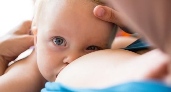 Karmienie noworodka – zasady karmienia piersią i sztucznie