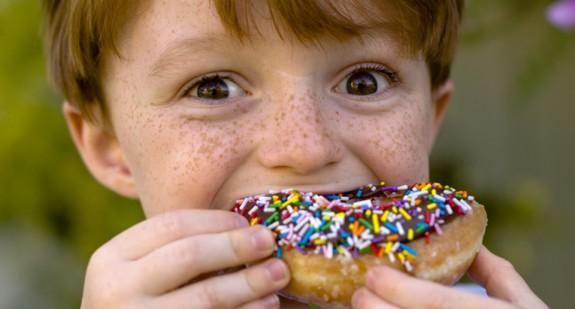 Medyczne mity. Czy cukier powoduje nadpobudliwość dzieci? 