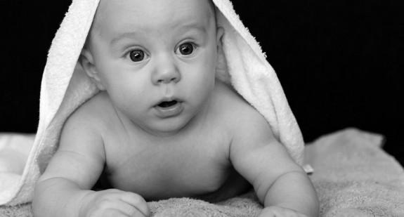 Dlaczego niemowlę ma czkawkę? Sposoby na czkawkę u noworodka