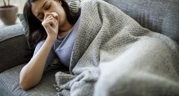  Przeziębienie, grypa, a może COVID-19? Porównaj cztery charakterystyczne objawy   