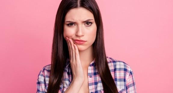 Ból po usunięciu zęba – ile trwa? Jak go złagodzić?