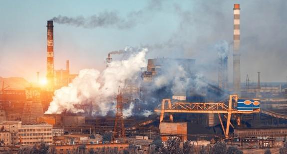 Kto zanieczyszcza powietrze? Przemysł i transport - jak wpływają na smog?