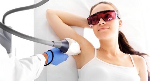 Laserowe usuwanie owłosienia – na czym polega zabieg depilacji laserowej