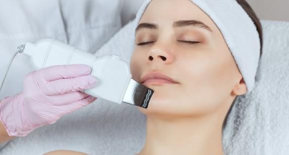 Darsonwalizacja – zabieg kosmetyczny wykorzystujący elektroterapię